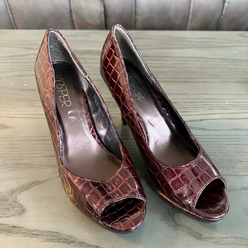Women's KASPER Burgundy Crocodile Embossed Peep Toe Heels Size 7.5